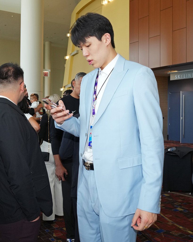冲呀目前有14支NBA球队考察过杨瀚森 还有5队已发出试训邀请